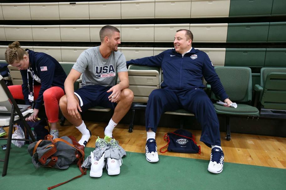 Chandler Parsons parla con Tom Thibodeau, coach dei Bulls e assistente di Mike Krzyzewski in Team Usa (NBAE)